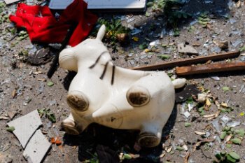 On 7.7, around 10 a.m., Russian forces attacked Kharkiv again, with six Geran-2 strike drones targeting the Kholodnohirskyi district of the city. 33 people were injured, including a girl, aged 10 and two boys, aged 8 and 17. One person died.