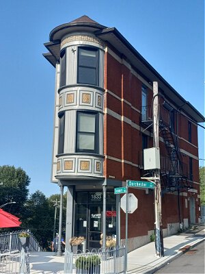 Unique architecture, such as this flatiron building at the corner of Sycamore and Dorchester, provides an interesting focal point on WORMS journeys