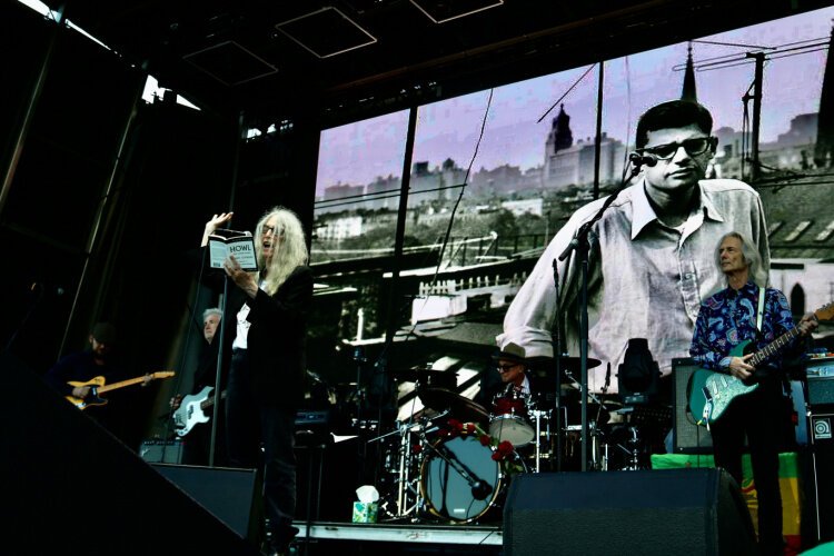 In addition to her impassioned singing and speaking, Patti Smith read poetry from Allen Ginsberg’s Howl during her performance with bandmates Lenny Kaye, Tony Shanahan, and Jay Dee Daugherty.