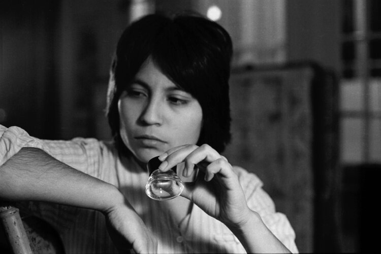 Diana Solís, Self Portrait on Greenview Street, Lakeview neighborhood, Chicago, IL, 1982. Archival piezography print, 30 x 40 inches. Courtesy of the artist