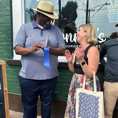 Mayor Washington with Hillary Thomas, co-owner of Ronnie's Corner Market, at the store's ribbon cutting event.