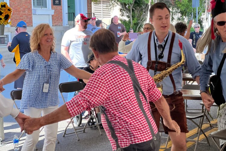 Scott Vennemeyer leads the audience in the chicken dance at Oktoberfest Zinzinnati 2023.
