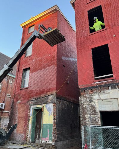 Renovation efforts are underway, with the gallery scheduled to open in early 2025. 