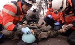 The Kharkiv Red Cross helps a wounded man in the Kharkiv area.