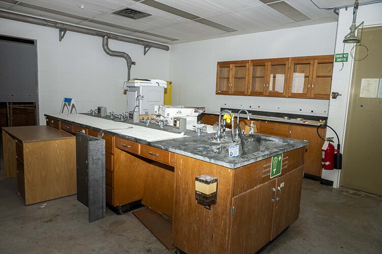 Vacant chemistry lab on 14th floor of CT. Unused for years.